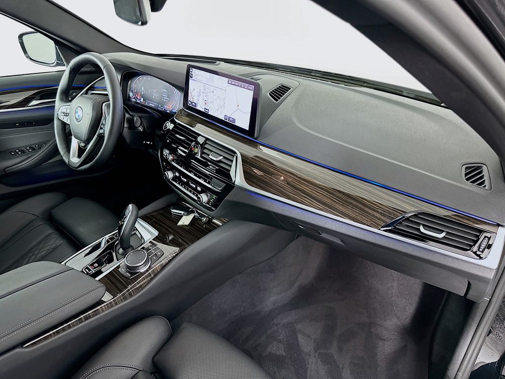 Thumbnail: 2022 BMW 5 Series - 30