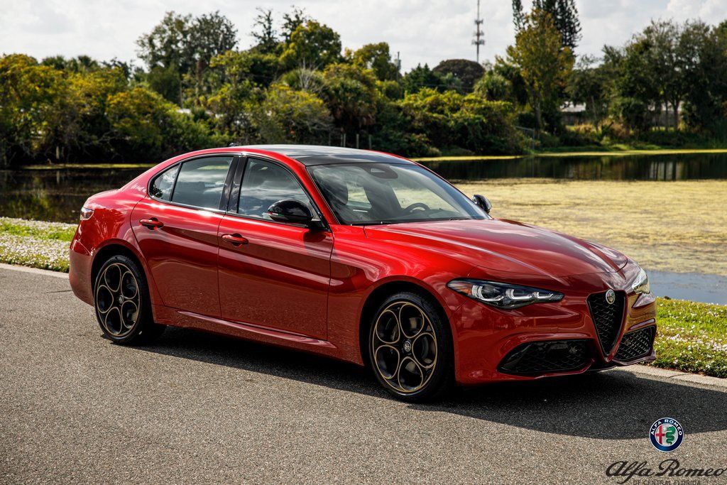 2025 Alfa Romeo Giulia Rosso Etna Sedán Tracción en las cuatro ruedas 8 velocidades Automática