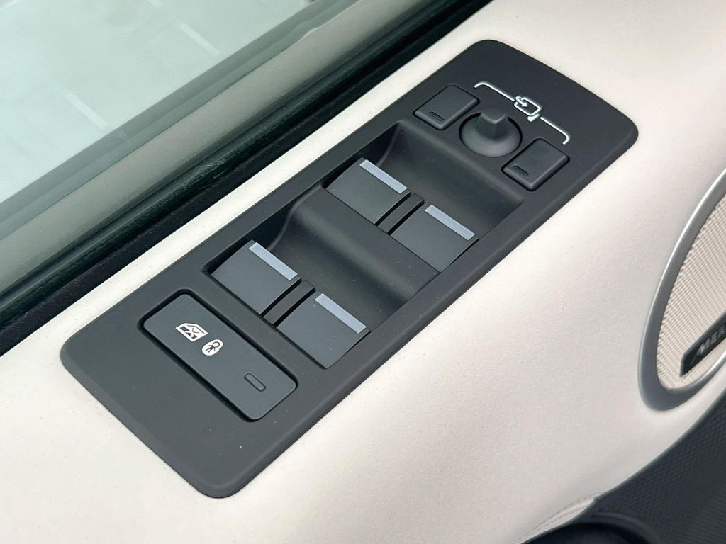 Thumbnail: 2026 Land Rover Discovery - 21
