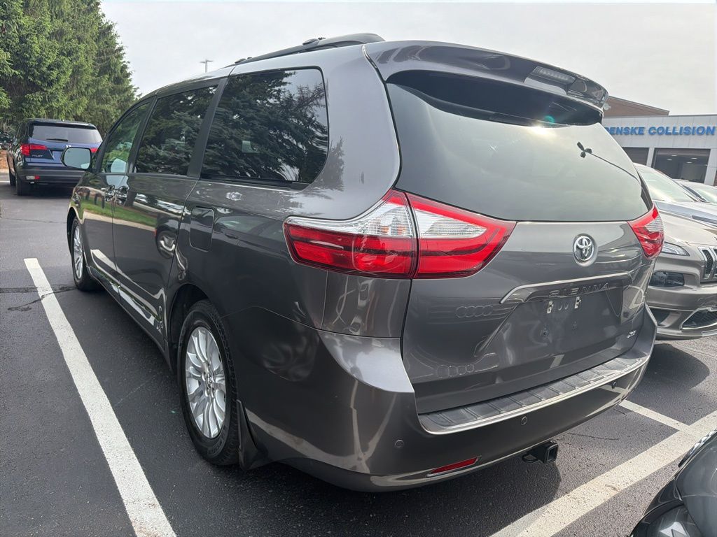 Thumbnail: 2017 Toyota Sienna - 2