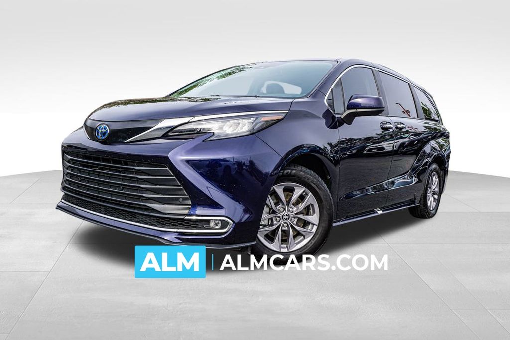 2024 Toyota Sienna XLE's photo