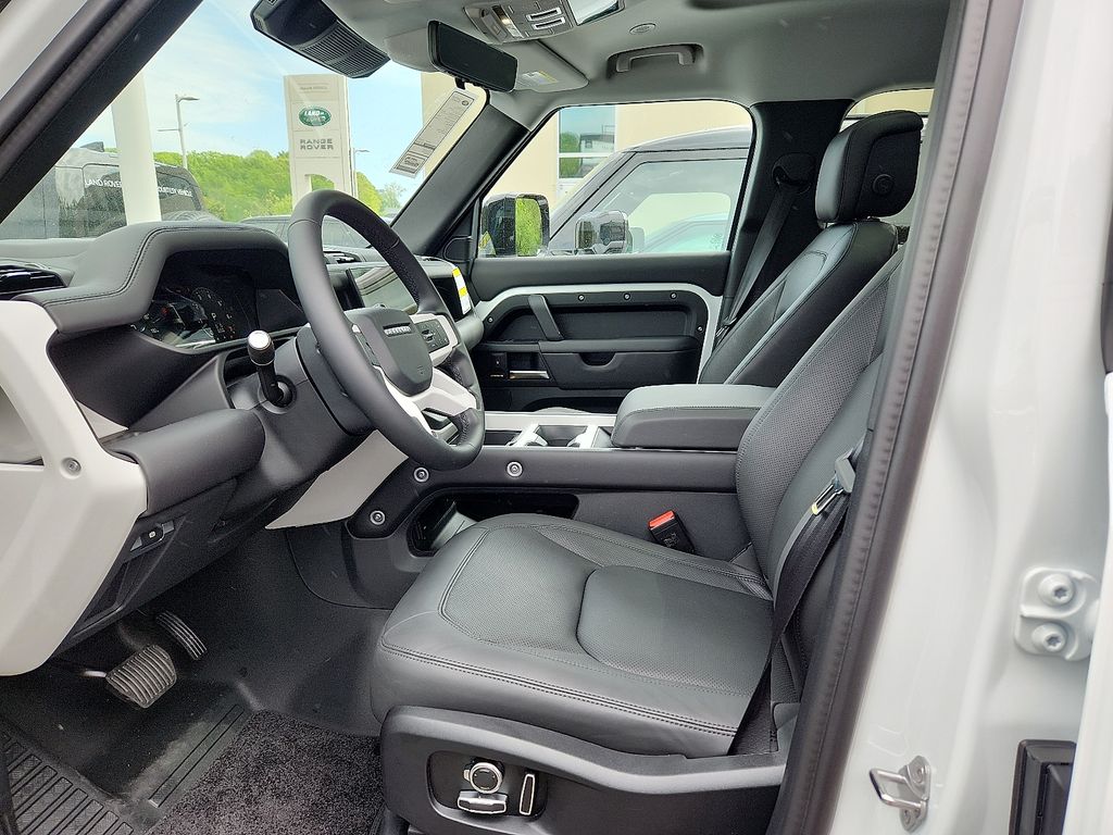 2025 Land Rover Defender 130 6