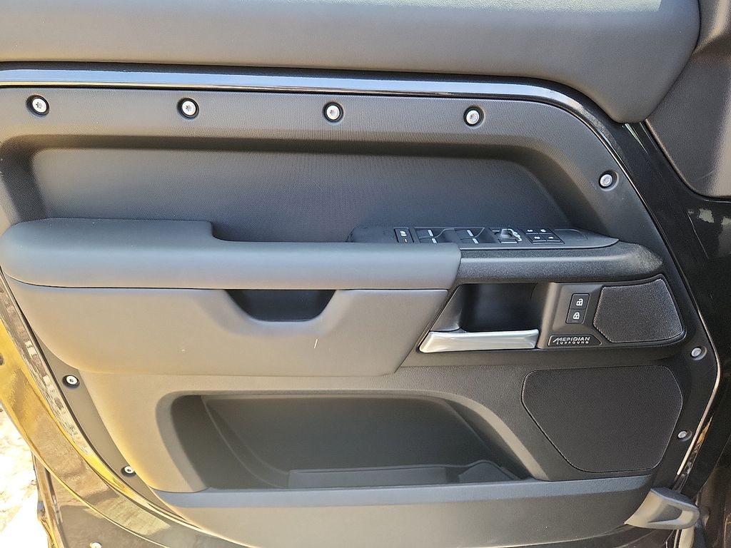 2025 Land Rover Defender 110 13