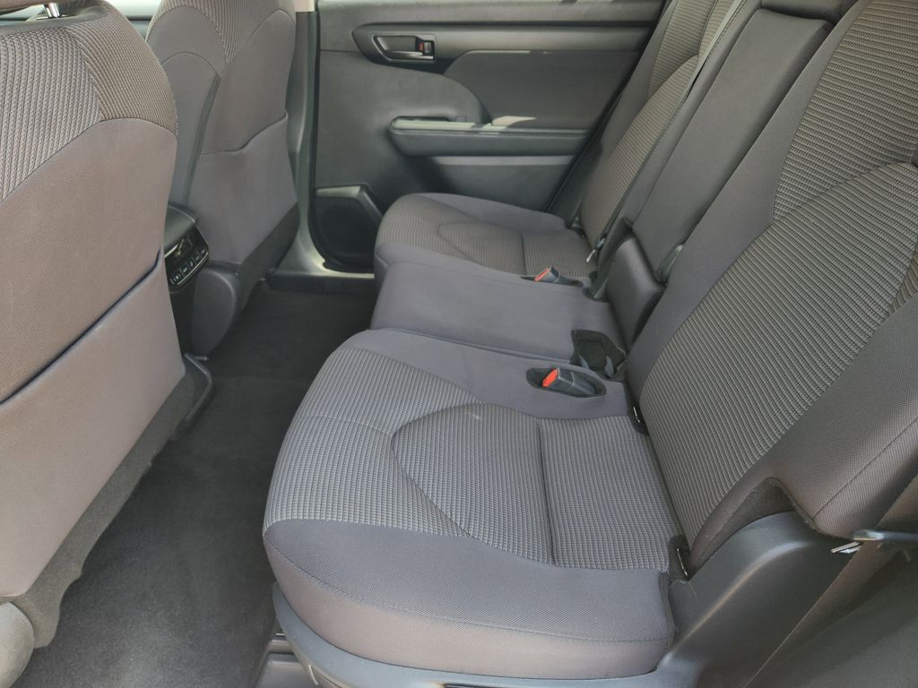 2025 Toyota Highlander LE - Photo 30