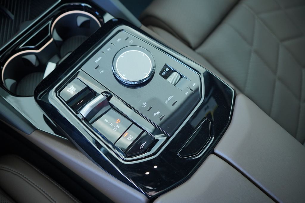 Thumbnail: 2026 BMW 5 Series - 19