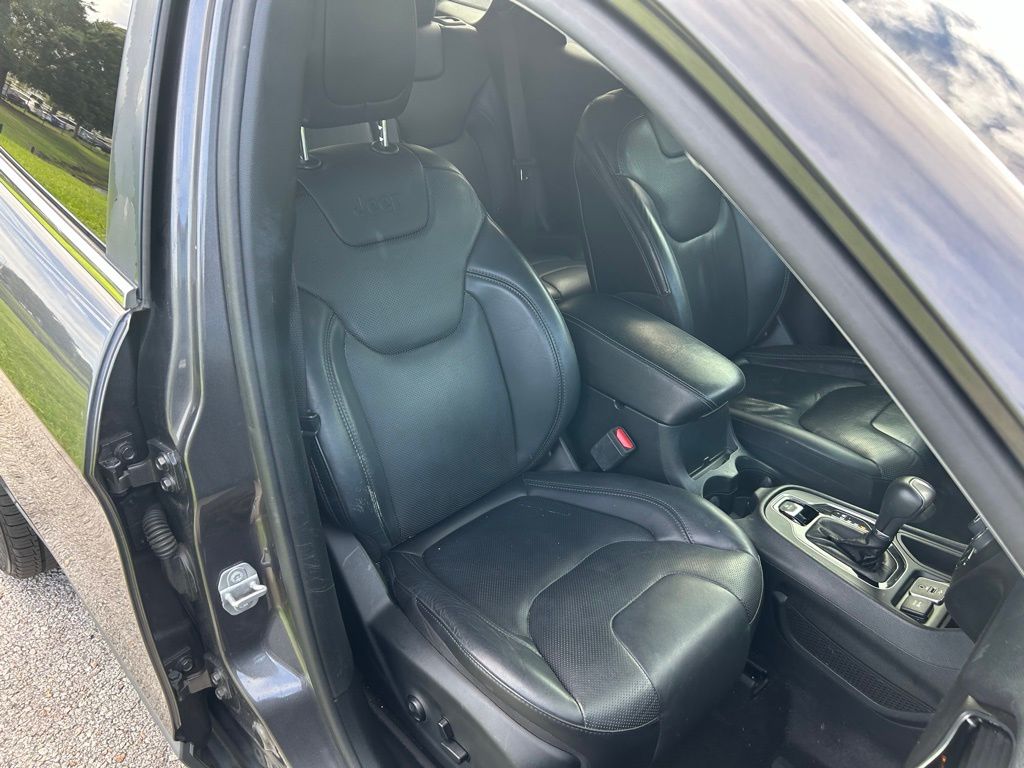 Thumbnail: 2019 Jeep Cherokee - 15