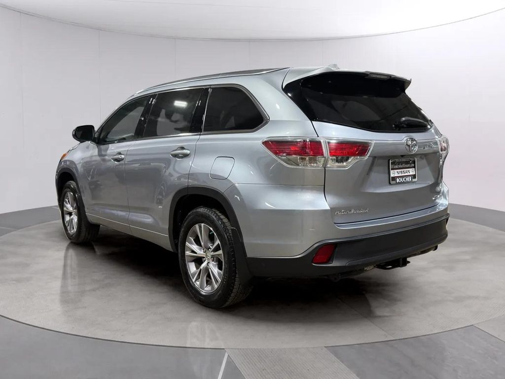 Used 2015 Silver Sky Metallic Toyota XLE V6 image 5