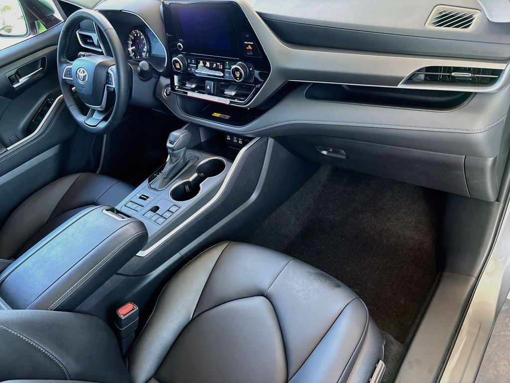 Thumbnail: 2026 Toyota Highlander - 17