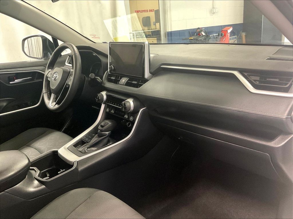 2024 Toyota RAV4 — photo 14
