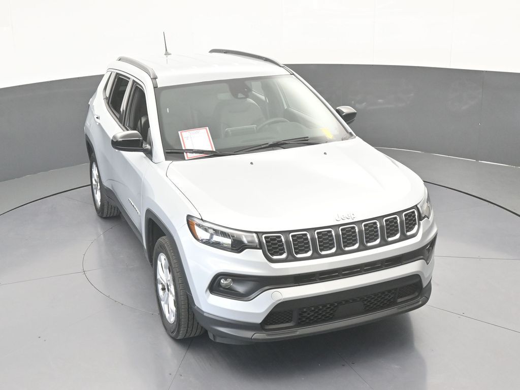 Used 2025 Silver Zynith Metallic Clearcoat Jeep Latitude image 24