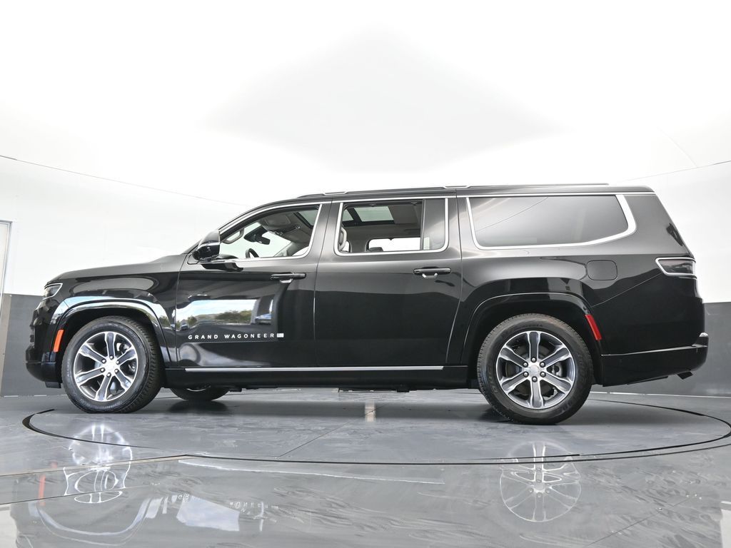 Used 2024 Diamond Black Crystal Pearlcoat Jeep Base image 71