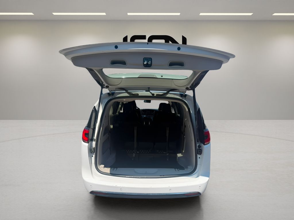 Used 2024 Chrysler Pacifica Van
