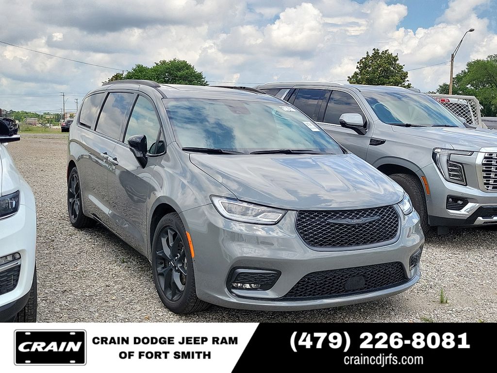  2025 Chrysler Pacifica Limited FWD   