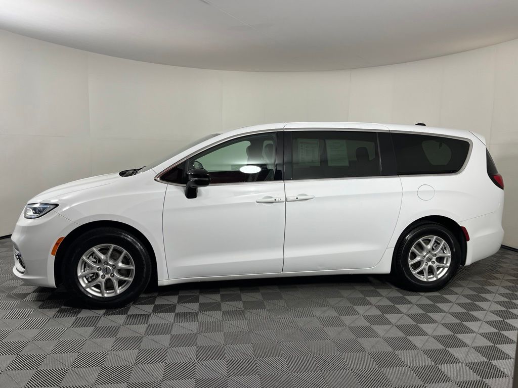Thumbnail: 2025 Chrysler Pacifica - 12