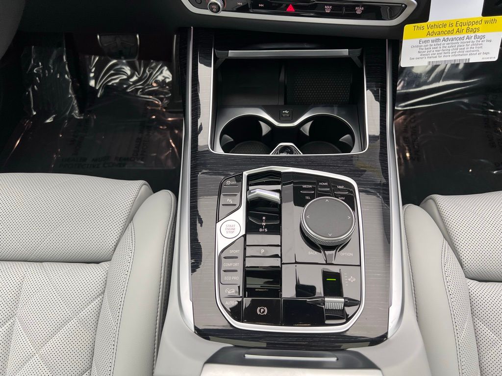 Thumbnail: 2026 BMW X7 - 13