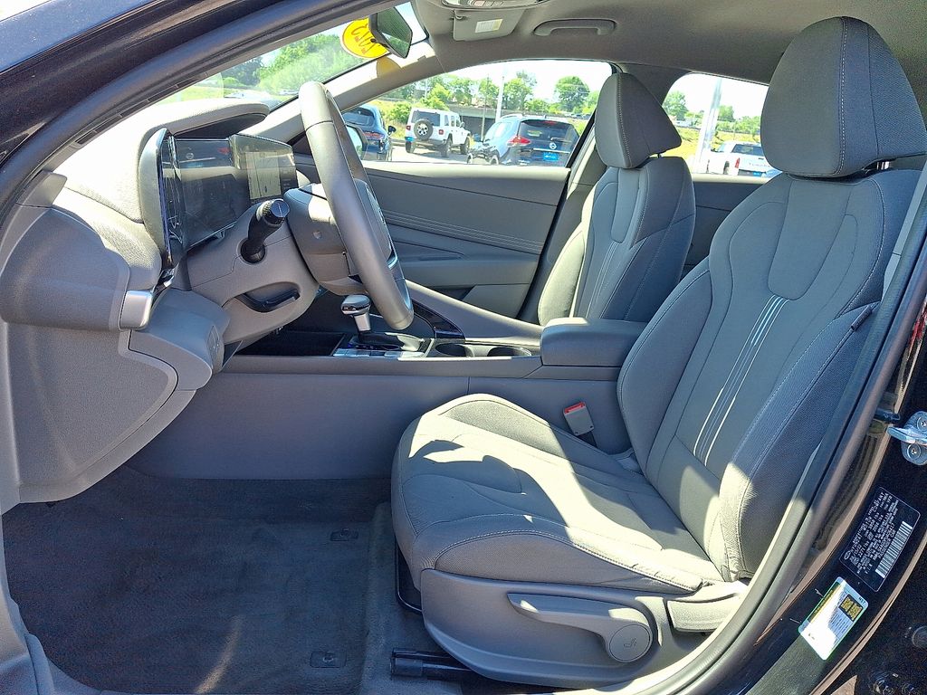 2023 Hyundai Elantra — photo 15