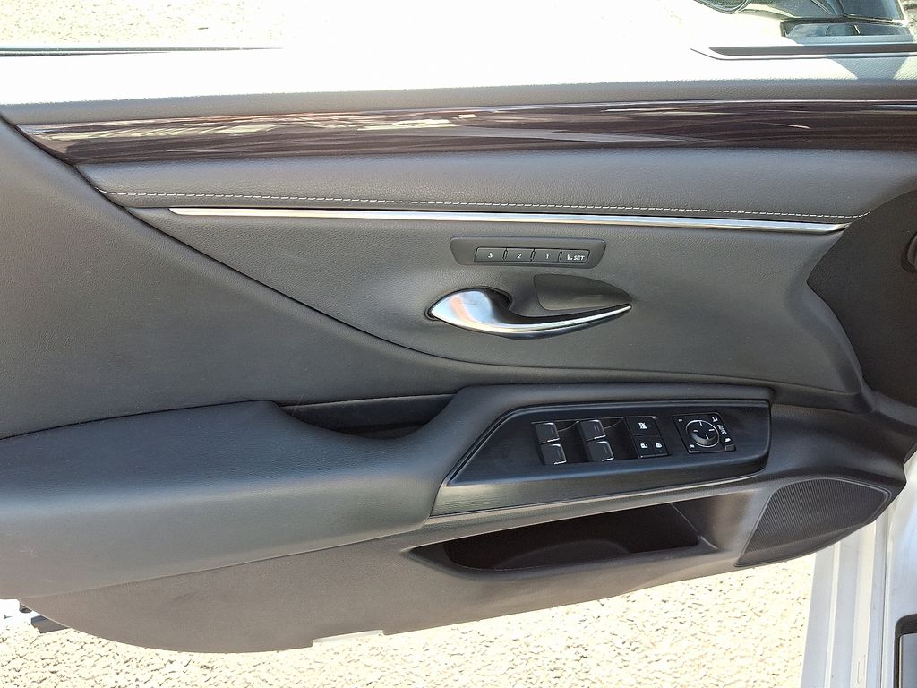 Thumbnail: 2021 Lexus ES - 13