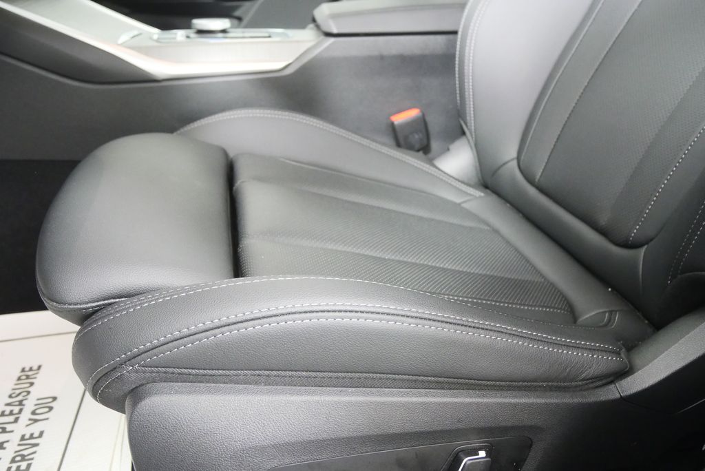 Thumbnail: 2025 BMW i4 - 10