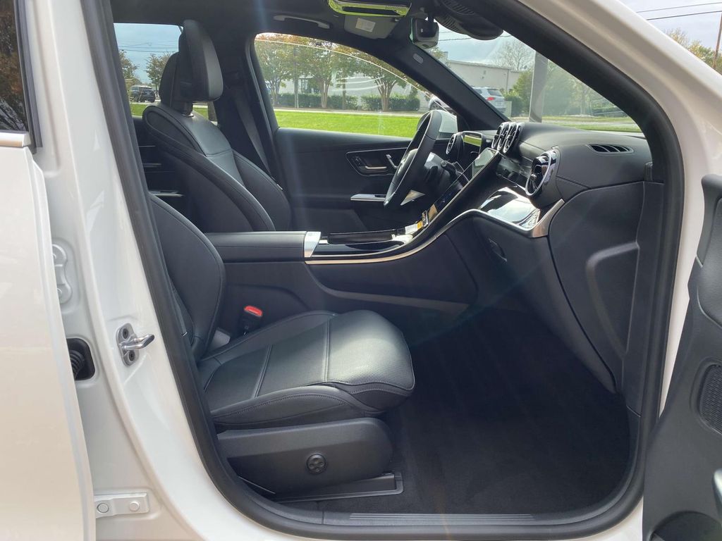 Thumbnail: 2025 Mercedes-Benz GLC - 12