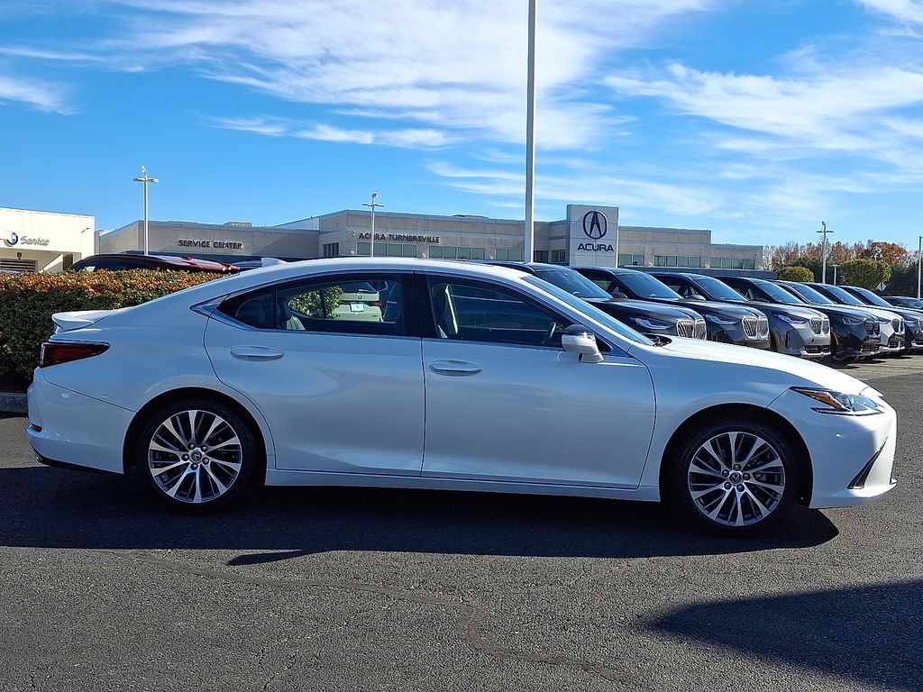 Thumbnail: 2021 Lexus ES - 7