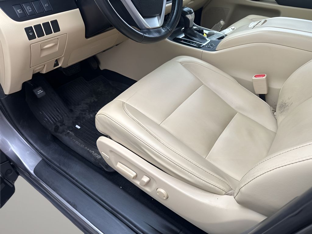 Used Car 2019 Toyota Highlander  Xle For Sale Under $25,000 In Austin, Texas