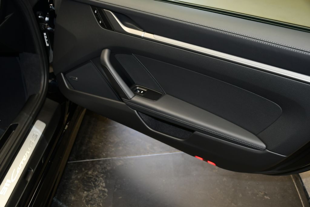 Thumbnail: 2026 Porsche 911 - 16