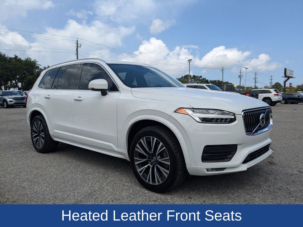 2022 Volvo XC90 T6 Momentum 6-Passenger