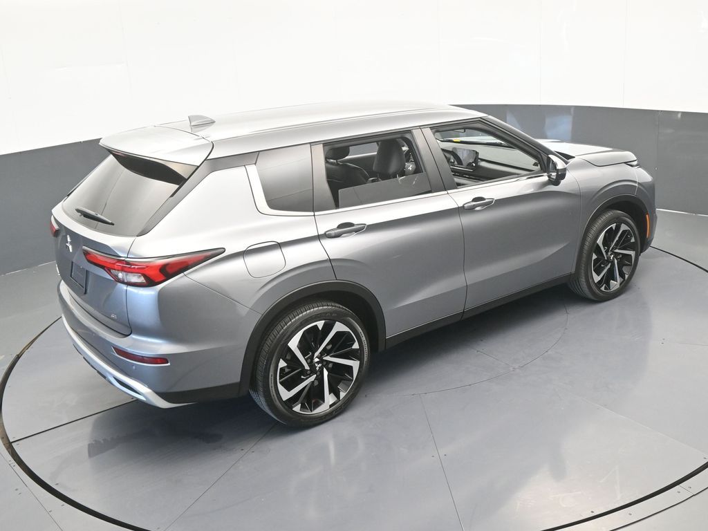 Used 2022 Silver Mitsubishi SE image 46