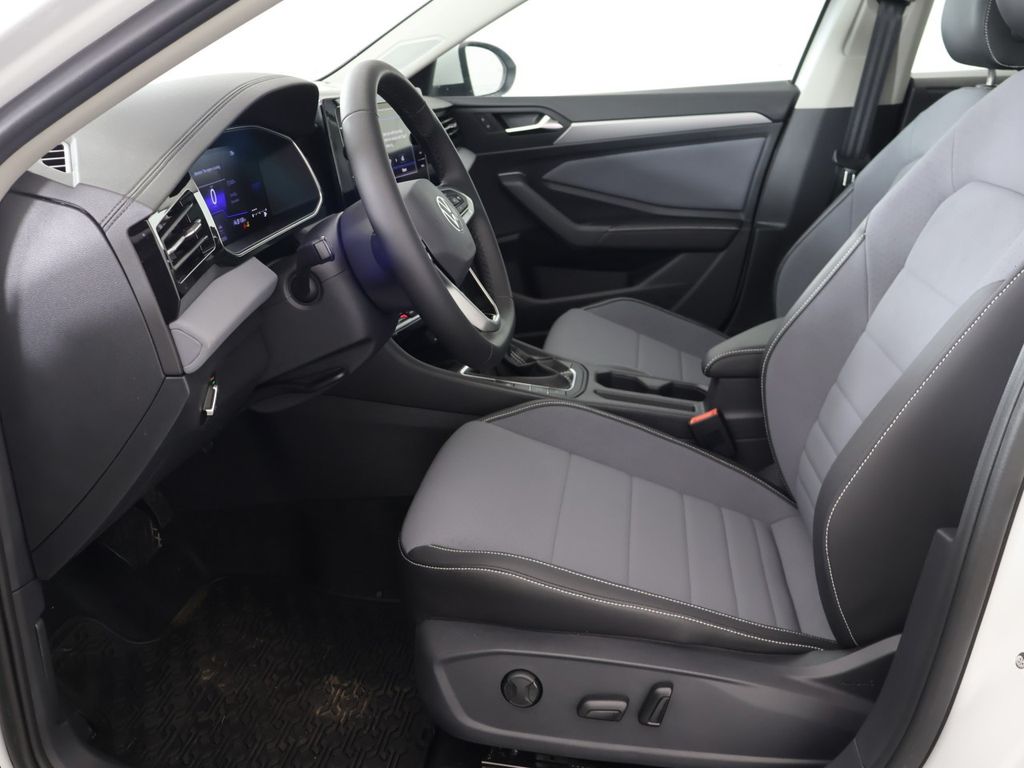 2025 Volkswagen Jetta SE - Photo 13