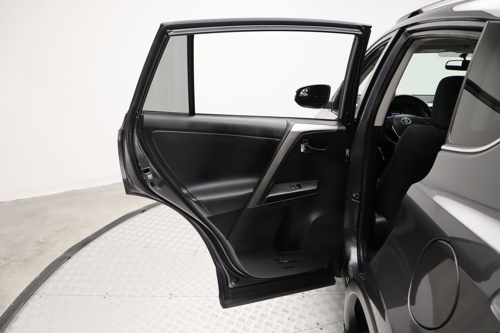 Thumbnail: 2016 Toyota RAV4 - 21