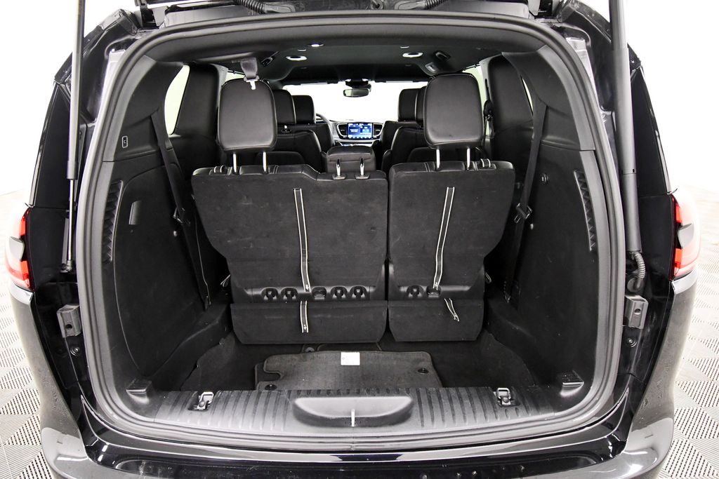 Used 2025 Chrysler Pacifica Van