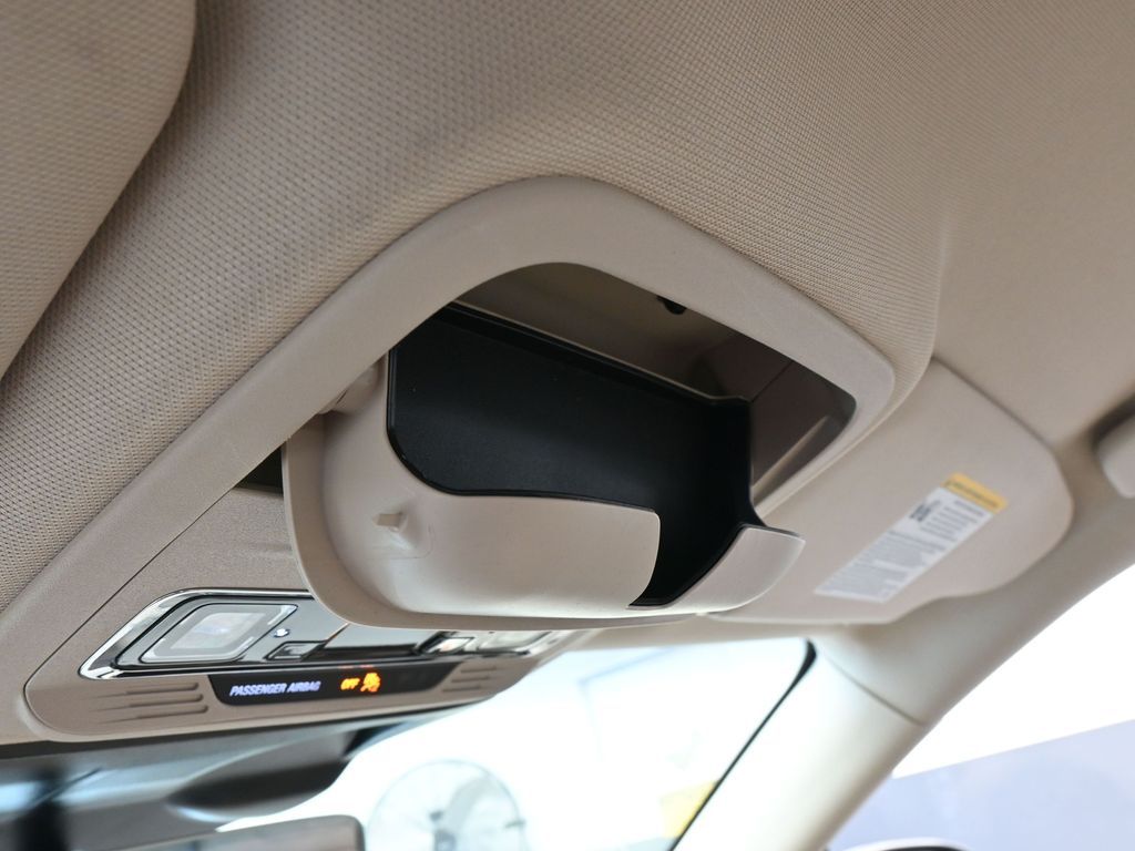 Used 2022 Pristine White Metallic Tri-Coat Lincoln Reserve image 34