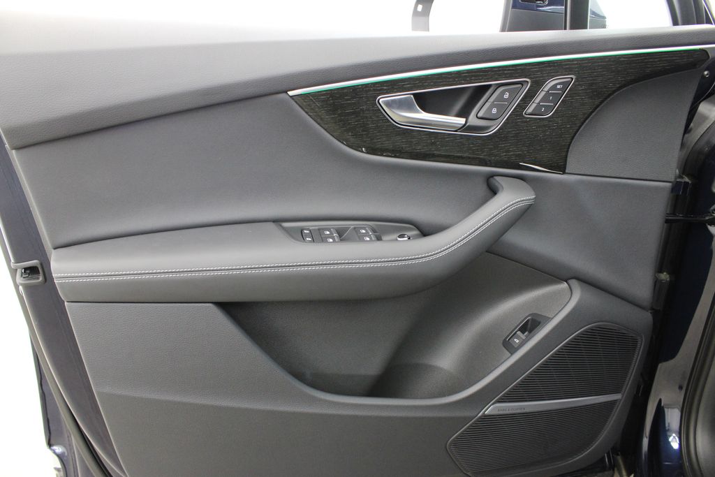new 2025 Audi Q7 car, priced at $64,158