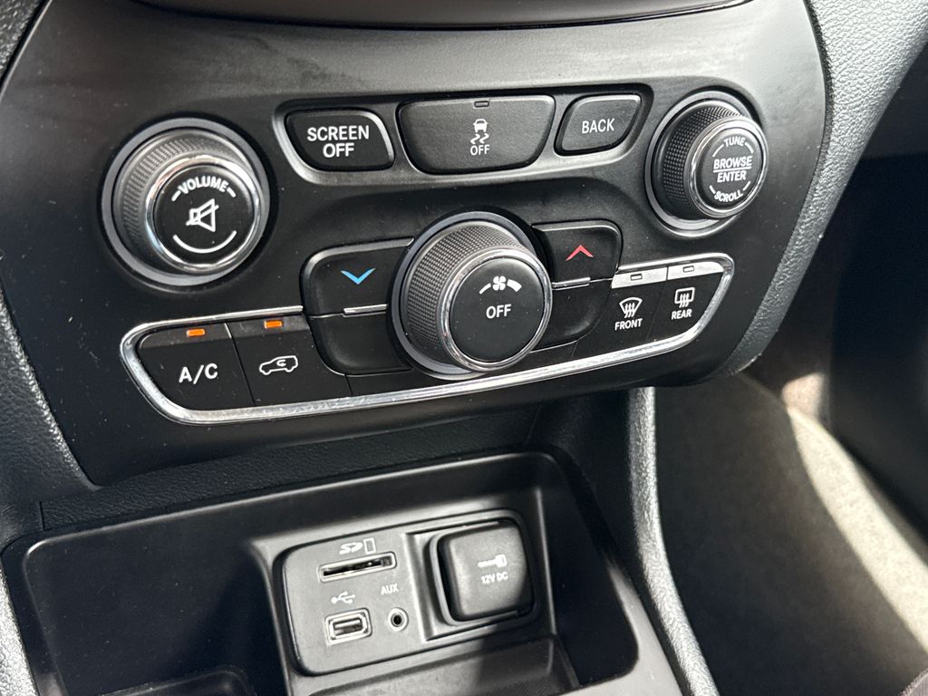 Used 2016 White Jeep Latitude image 21