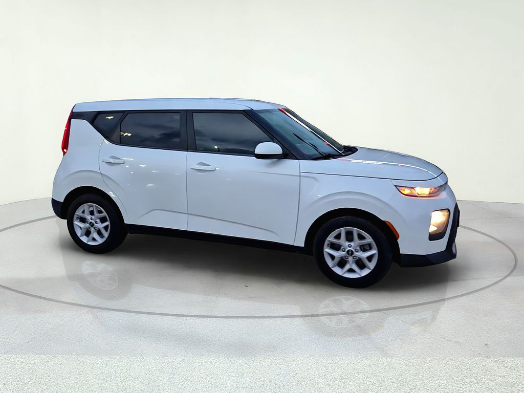 2022 Kia Soul LX White at Gullo Toyota