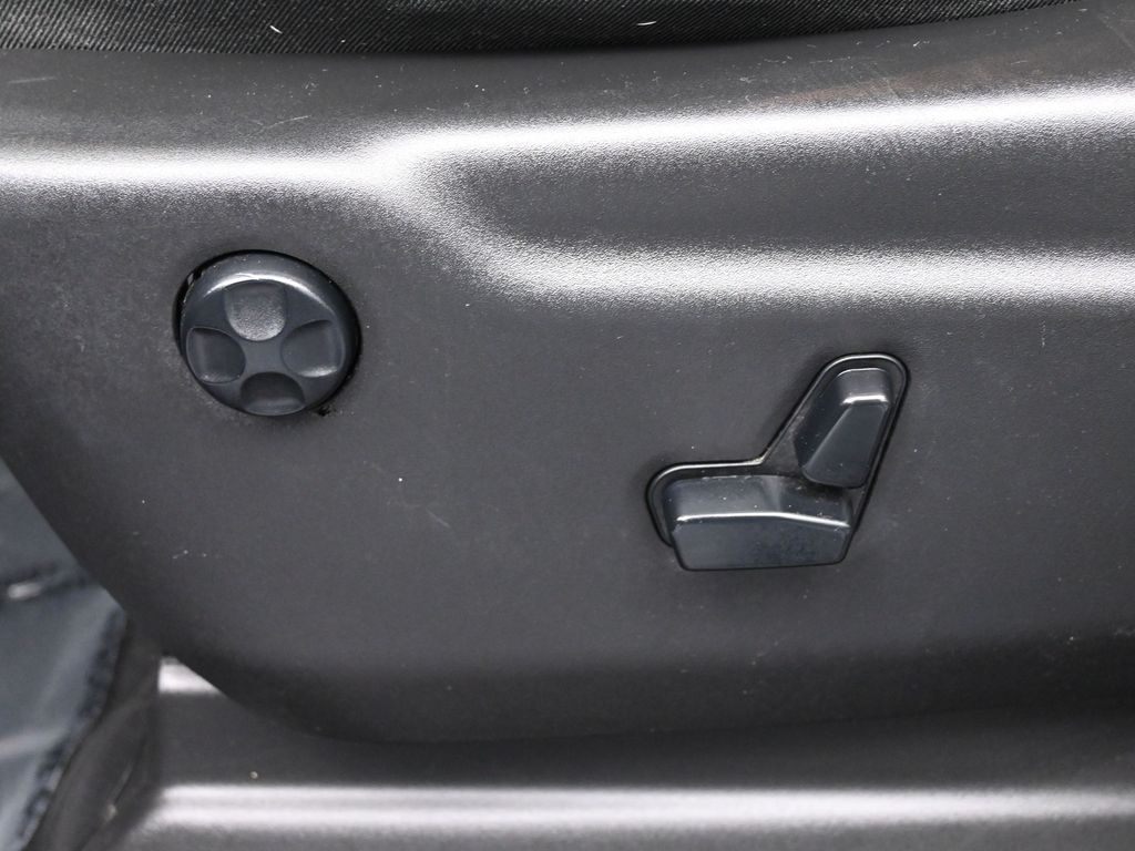 Used 2019 Granite Crystal Metallic Clearcoat Jeep Altitude image 12