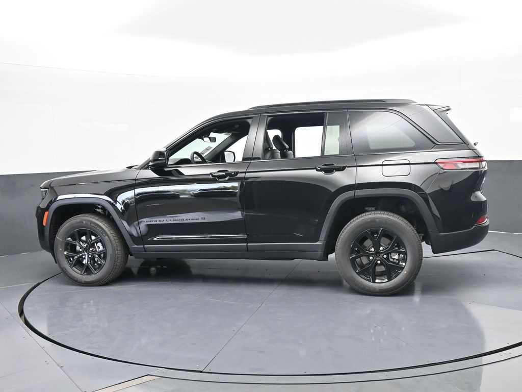 New 2025 Diamond Black Crystal Pearlcoat Jeep Laredo image 3