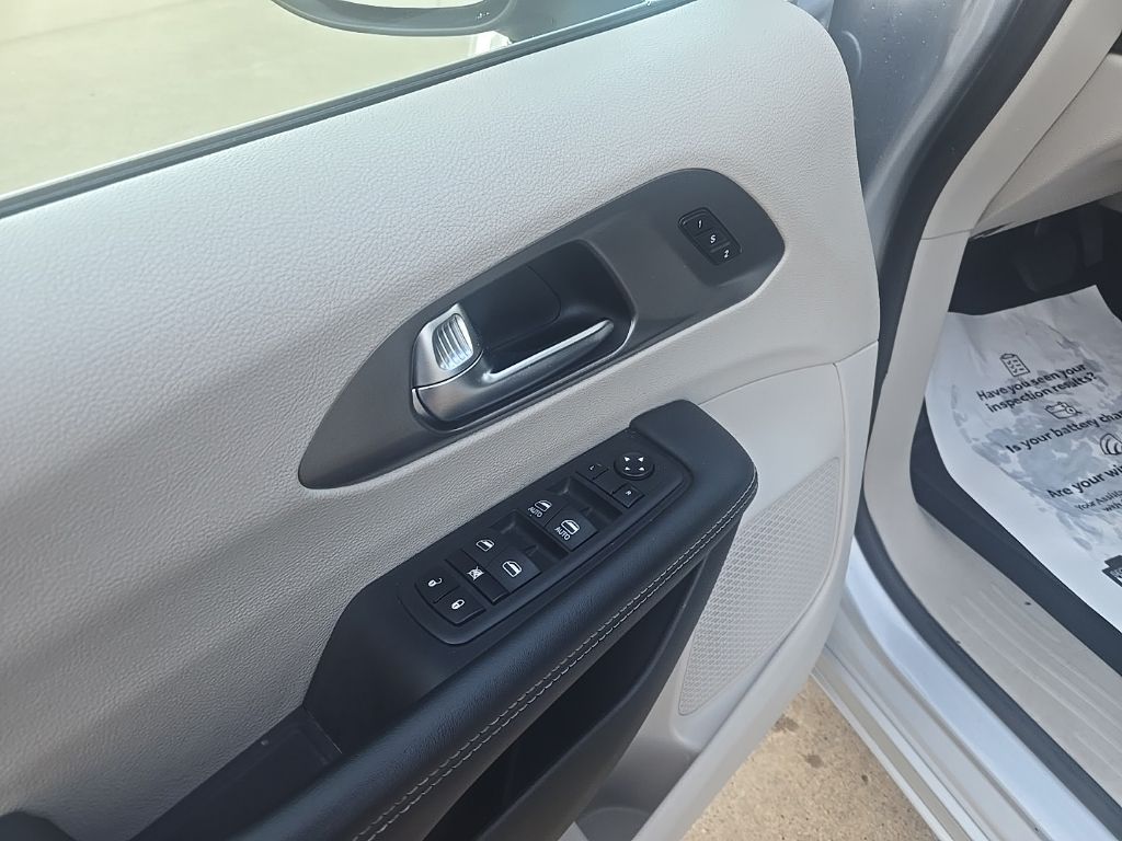 Used 2023 Chrysler Pacifica Van