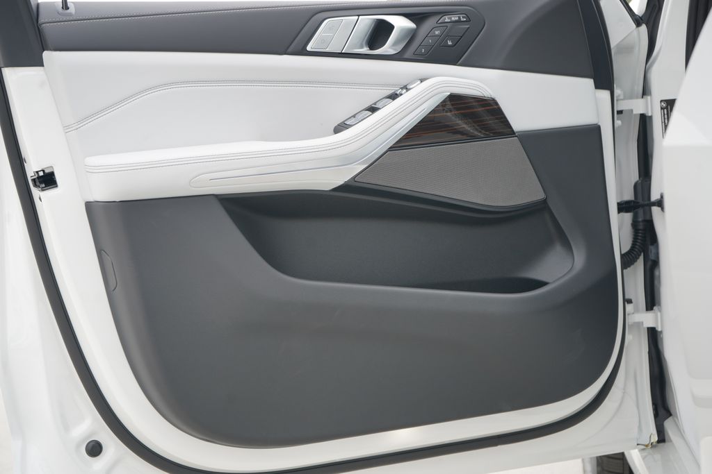 Thumbnail: 2026 BMW X7 - 9