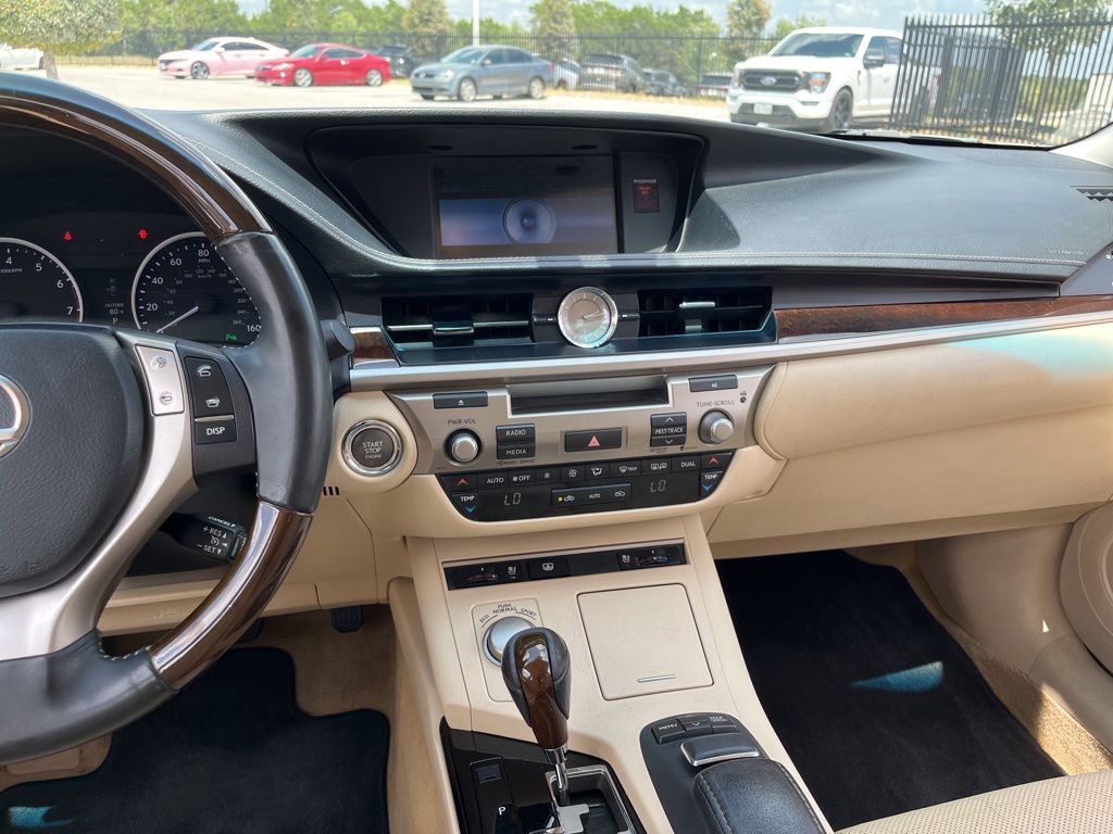 Thumbnail: 2013 Lexus ES - 18