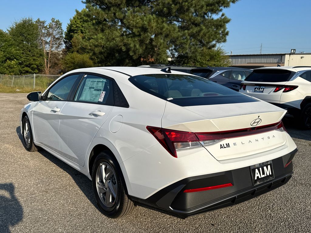 2025 Hyundai Elantra SE photo 3