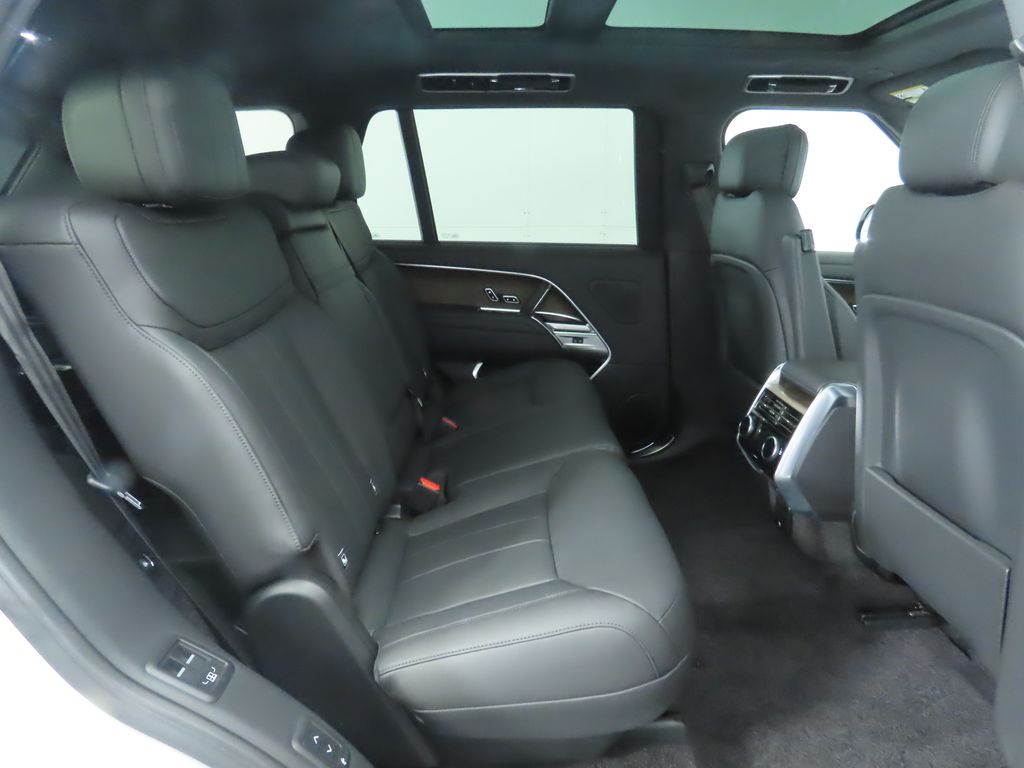 2025 Land Rover Range Rover SE 24