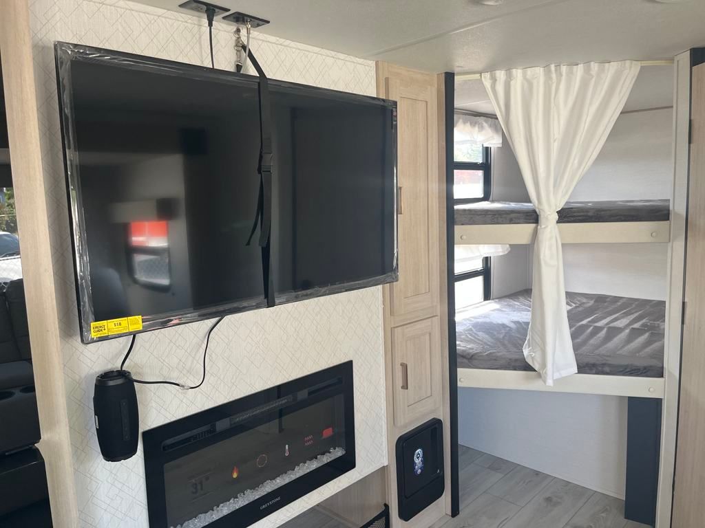 2025 White Prime Time Avenger 27DBS Travel Trailer