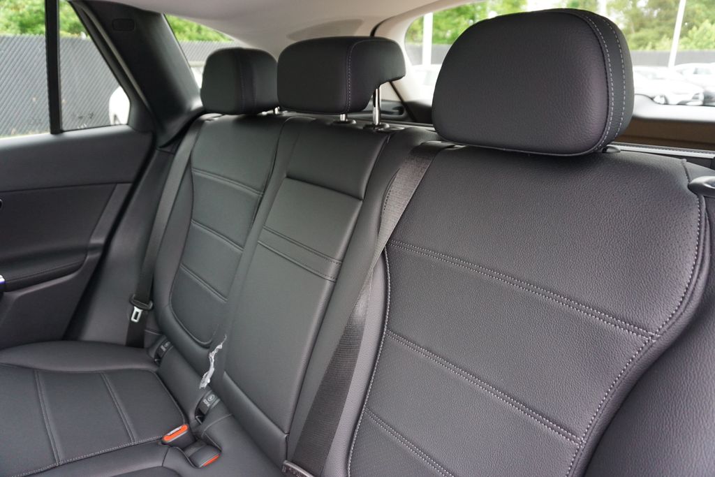 2025 Mercedes-Benz GLC 300 10
