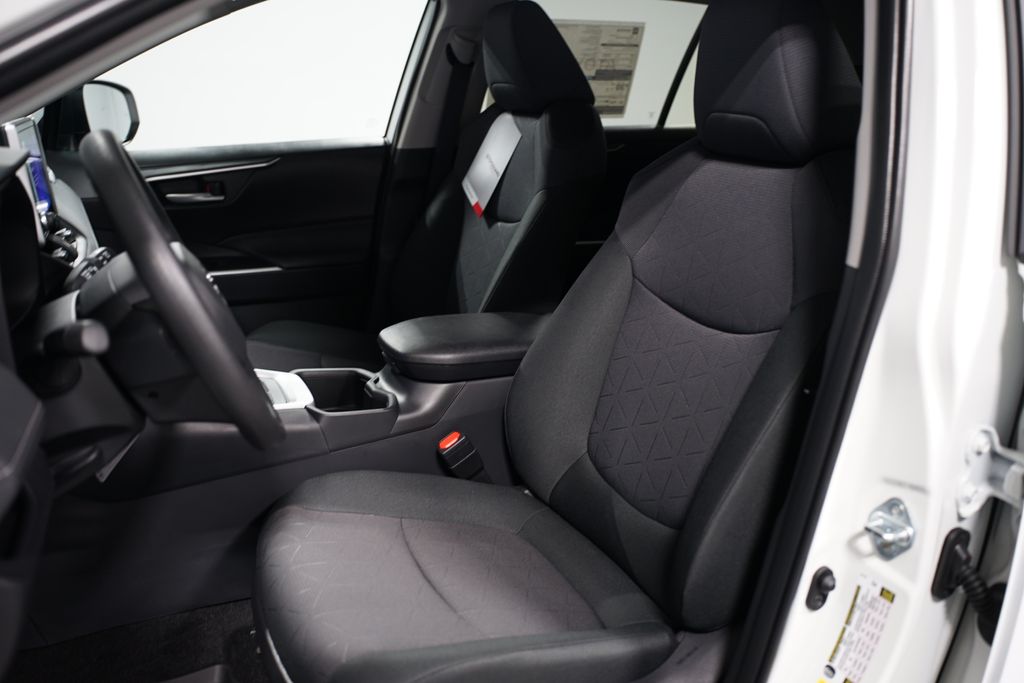 2025 Toyota RAV4 XLE 27