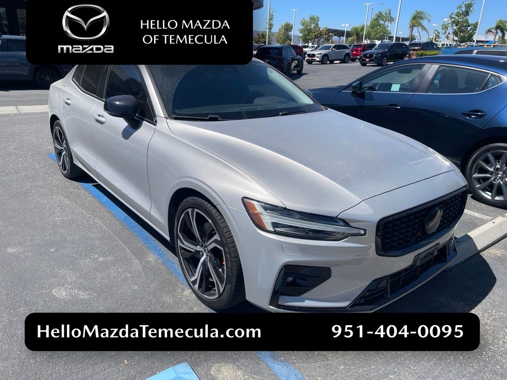 2024 Volvo S60 B5 Core Dark Theme FWD
