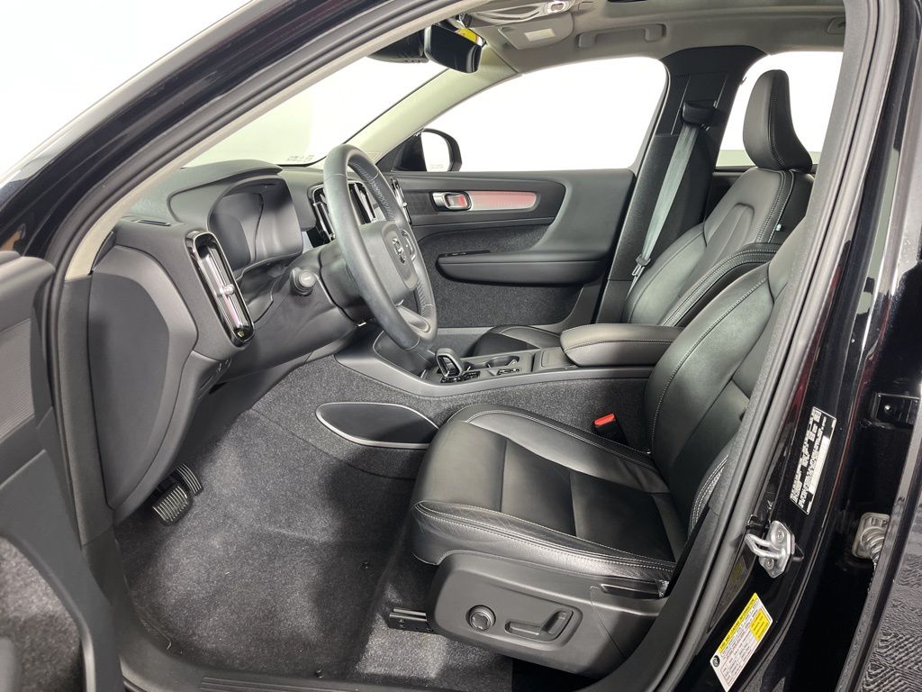 Thumbnail: 2022 Volvo XC40 - 24