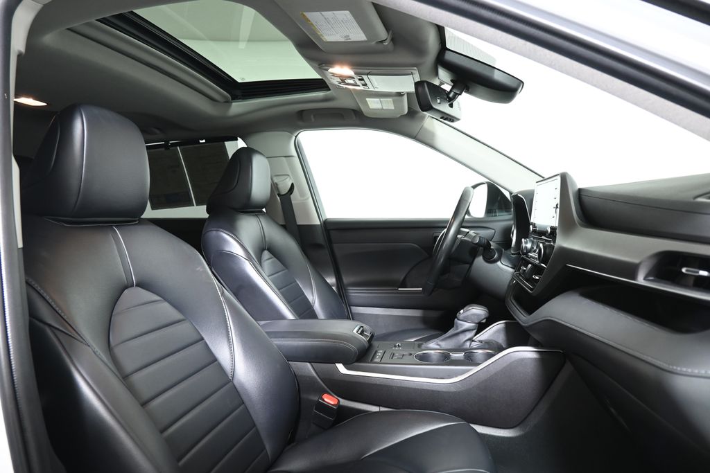 Thumbnail: 2022 Toyota Highlander - 27