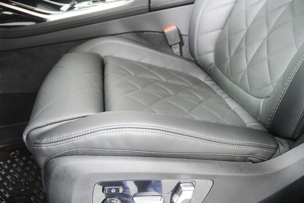 Thumbnail: 2026 BMW X7 - 9