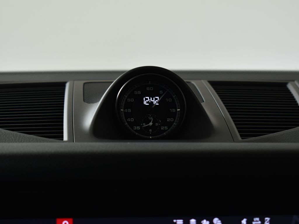 Thumbnail: 2026 Porsche Macan - 22